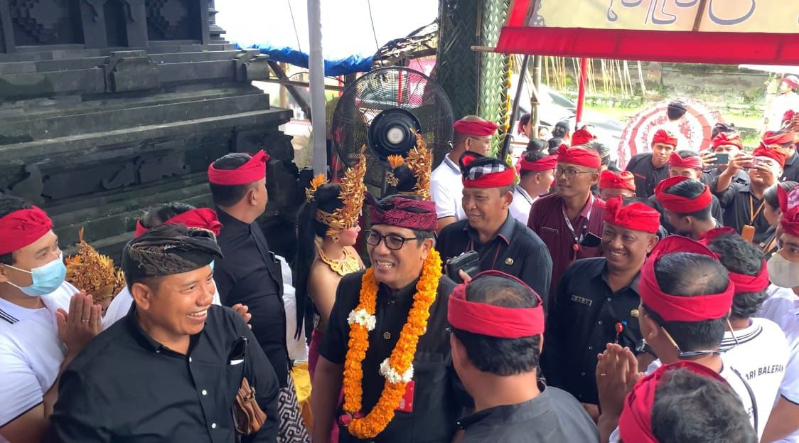 Bupati Tabanan Hadiri Acara Ngaben Massal Banjar Adat Wanasari Baleran